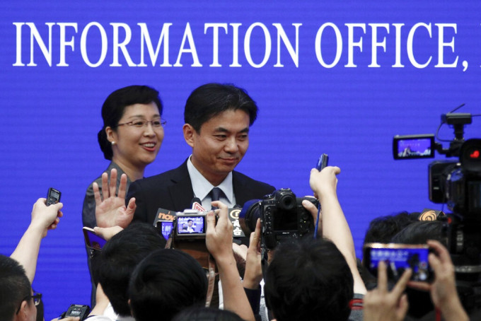 国务院港澳事务办公室新闻发言人杨光（前中）。AP图片