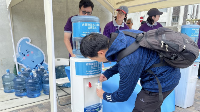 將軍澳海水化淡廠首辦開放日  市民即場試飲該廠出產食水。政府新聞處