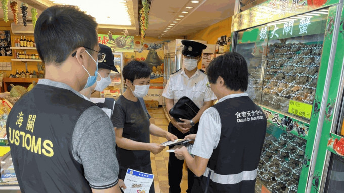 香港海关与食环署自上周五（15日）展开联合执法行动，于各区大闸蟹零售点进行巡查。