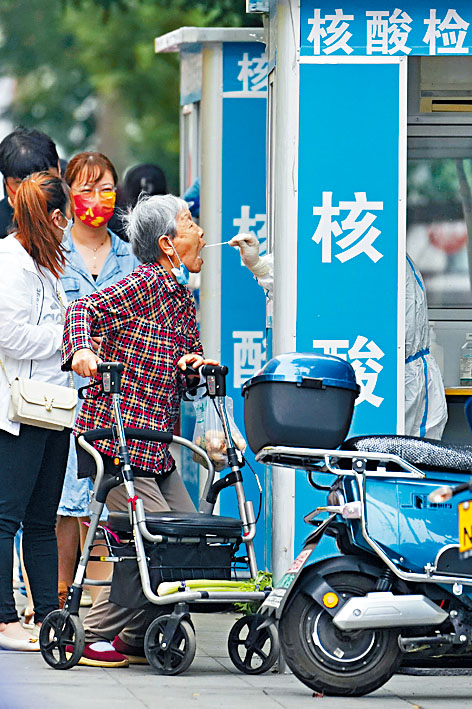 北京朝陽區居民前天參加核酸檢測。