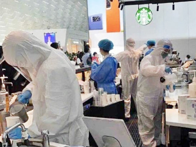深圳机场星巴克多名员工穿著防护衣冲咖啡。网图