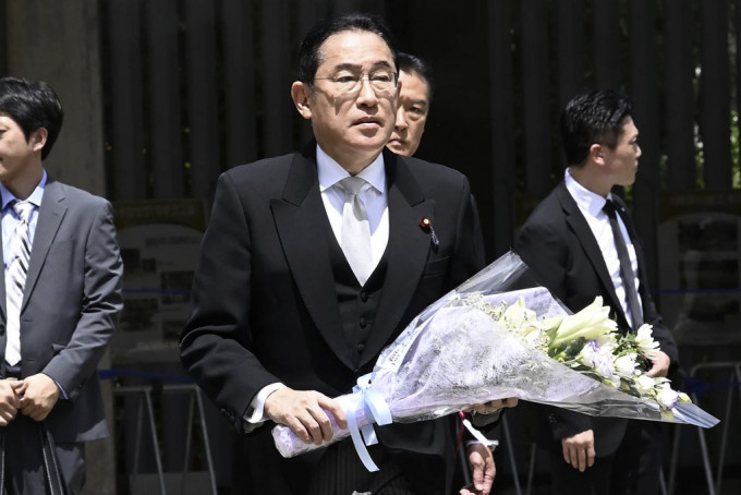 在日本战败投降纪念日，岸田文雄向靖国神社献祭祀费。美联社