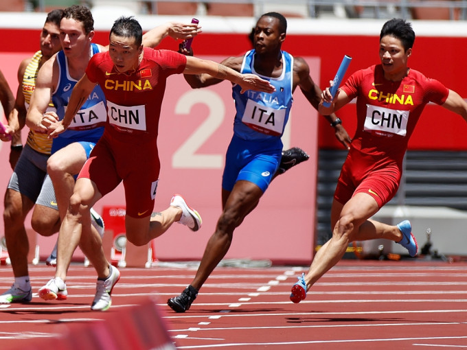 國家隊在4x100米接力賽決賽中取得第四名。新華社相片