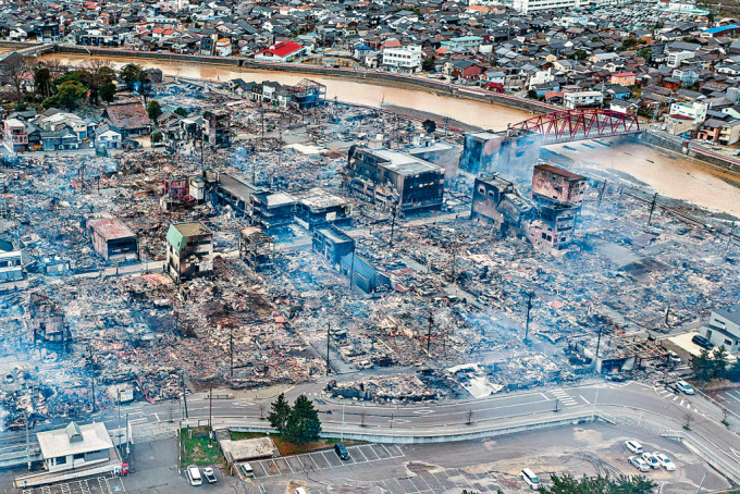 日本石川县能登半岛地震后，轮岛市观光胜地「朝市通」发生火灾，烧成废墟。