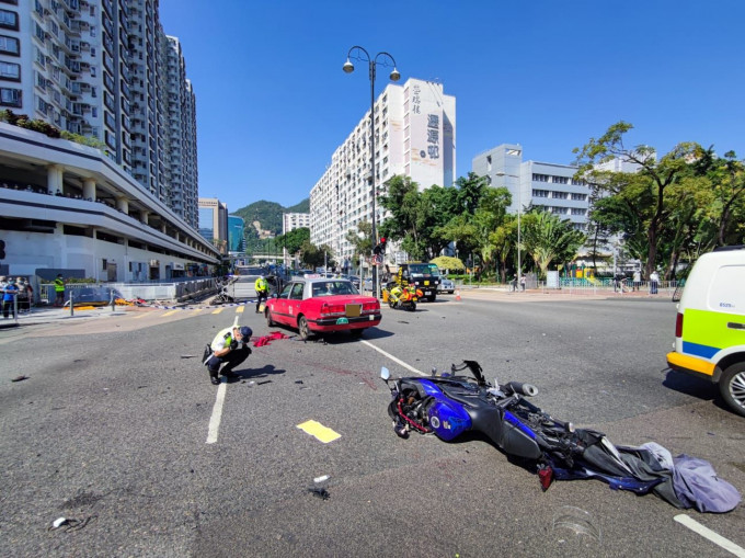 肇事電單車意外後橫亙路中。