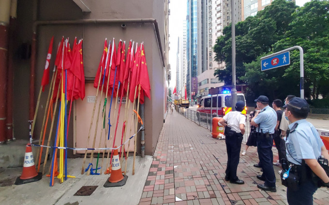北角電氣道24支綁於欄杆的國旗及區旗昨日清晨被人扯下棄於路旁，警方到場收起旗幟進行調查。 資料圖片