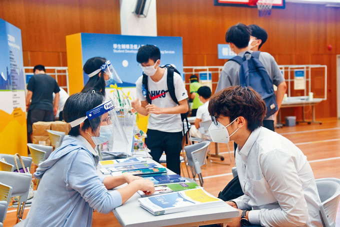 香港大學專業進修學院附屬學院仍開放校園供考生即場報名，現場報名學生不足十人。