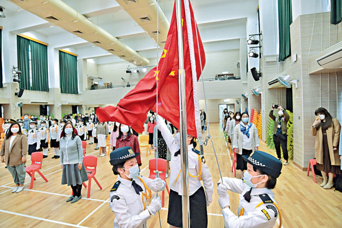 《施政报告》宣布，小学常识科分拆为人文科与科学科，2025/26学年起推行。