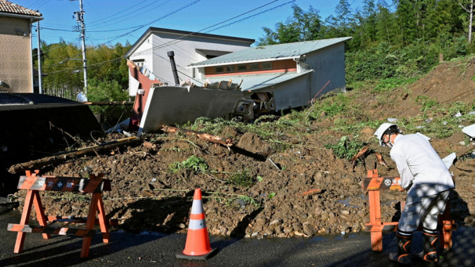 静冈县滨松市一间住宅被山泥倾泻掩埋。AP