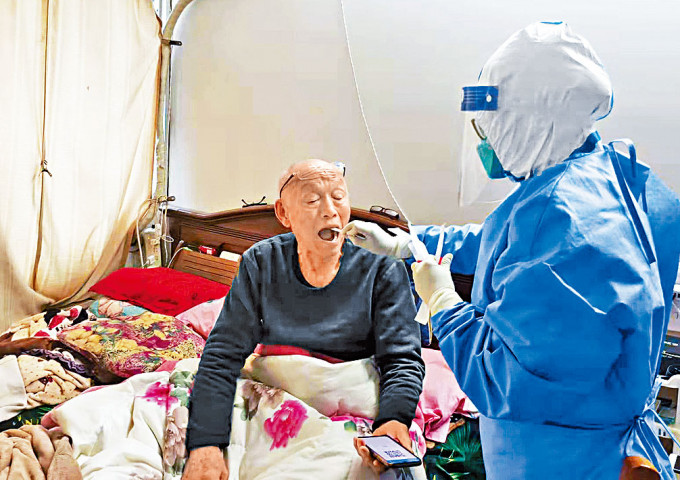 上海医护上门为行动不便长者做检测。