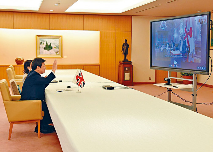 ■日本外相茂木敏充昨日與英國國際貿易大臣卓慧思舉行視像會議，原則上達成自貿協議。