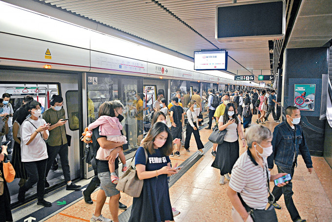屯马綫启用后，港铁本地服务乘客量急增百分之六。