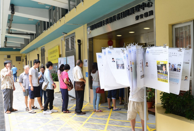 選民緊記帶同香港身份證正本前往投票。資料圖片