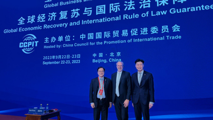 律师会会长陈泽铭(左)到北京出席首届全球工商法治大会。律师会fb