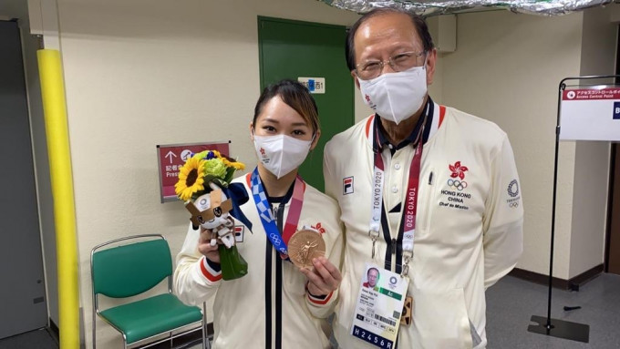 女子空手道銅牌得主劉慕裳(左)與貝鈞奇合影，她將擔任東京奧運會閉幕式香港代表團旗手。網上圖片
