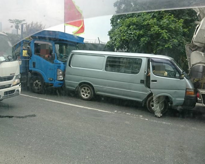 7車連環相撞。網民Ikaruc Fung‎圖片