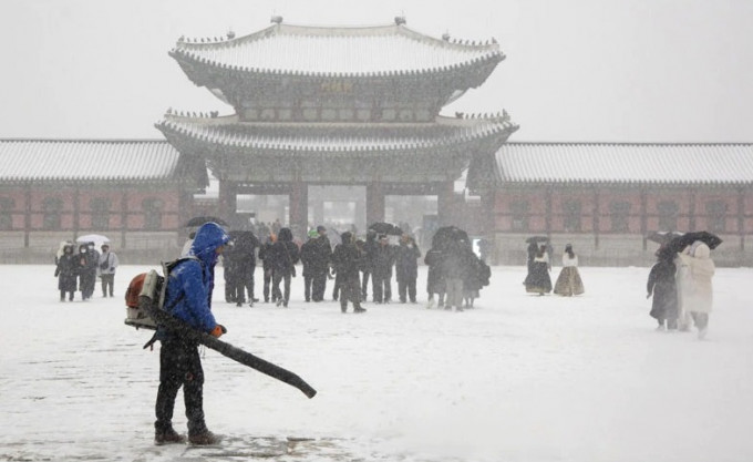 工作人员日前在首尔景福宫清除积雪。网上图片
