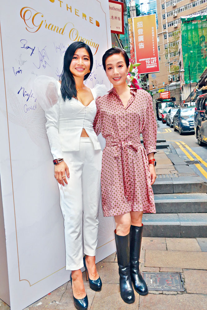 江美仪（右）、陈伟琪齐出席新店开幕活动。