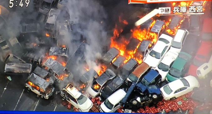 兵庫過百輛車陷入火海。網上圖片