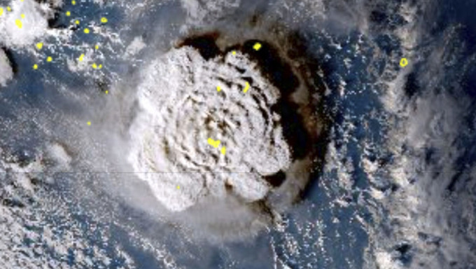 卫星照片显示 1月15日星期六在太平洋国家汤加发生的海底火山喷发。AP图片
