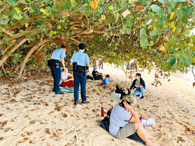 执法人员巡视非康文署管理的沙滩。