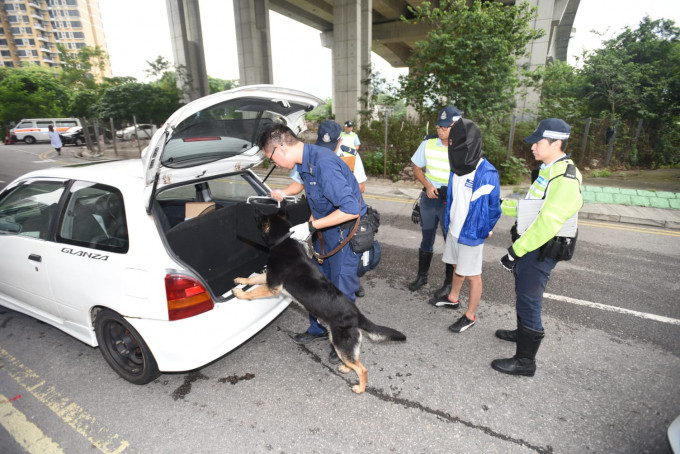 警方在車內搜出5小包懷疑可卡因毒品。