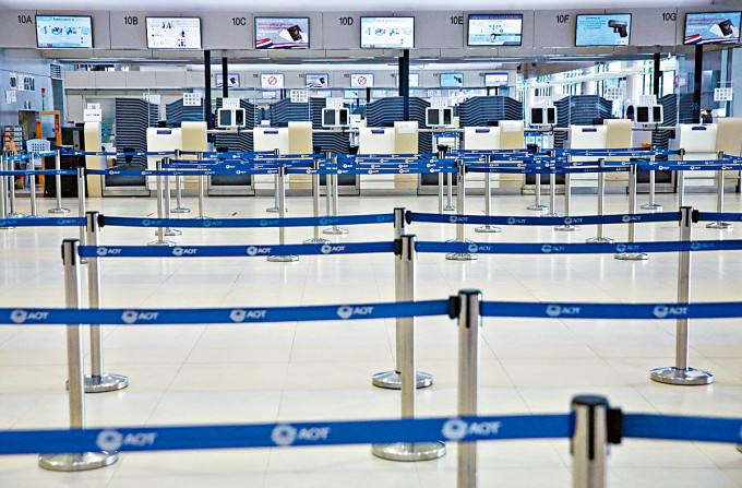 在疫情下，曼谷廊曼國際機場登機櫃位周一空無一人。