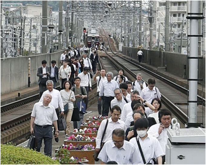 东海道新干线停驶许多乘客都被迫下车步行。AP