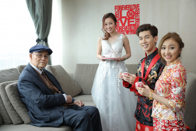 林奕匡与老婆李霭玑去年在加拿大结婚，今日在香港补摆喜酒。
