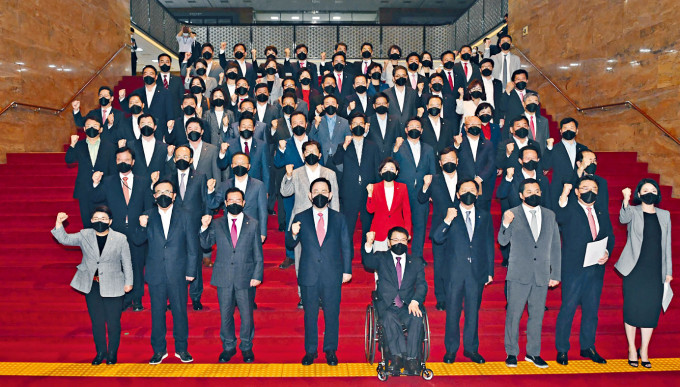 南韩在野国民力量党成员昨日谴责北韩残杀南韩公务员。