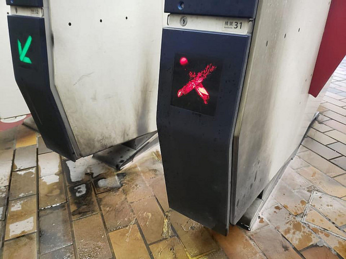 前年10月港鐵九龍塘站兩部閘機遭人投擲汽油彈縱火破壞。 資料圖片