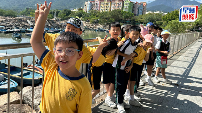 林锦鸿透露，不少家长都会协助学校筹办活动，包括校外学习活动。图为一、二年级学生的沙头角社区游览活动。