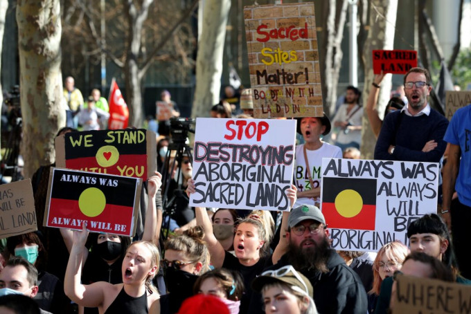 澳洲民眾早前遊行抗議力拓集團破壞原住民遺址的行為。互聯網圖片