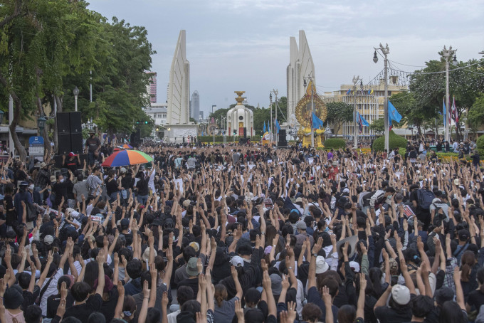 泰国逾万名示威者聚集在民主纪念碑前，要求解散国会和修宪。 AP