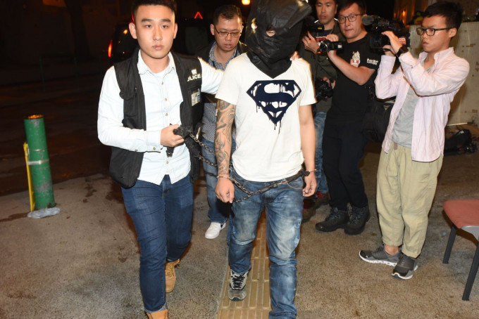 疑犯被押返观塘翠屏北邨翠榕楼搜查单位。