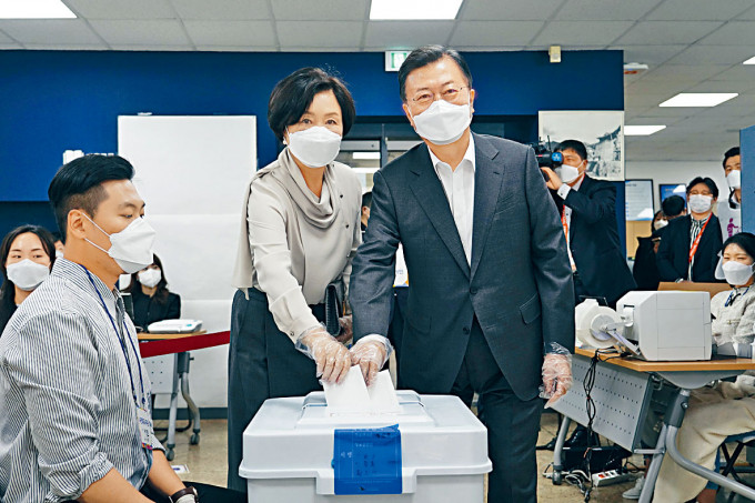 文在寅与妻子上周五在首尔一个票站提早投票。