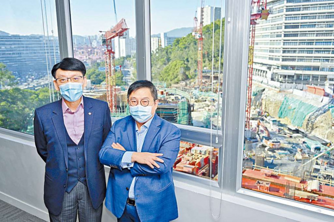 ■葵涌医院行政总监阮家兴（左），冀身后正重建的医院为病人改善环境。