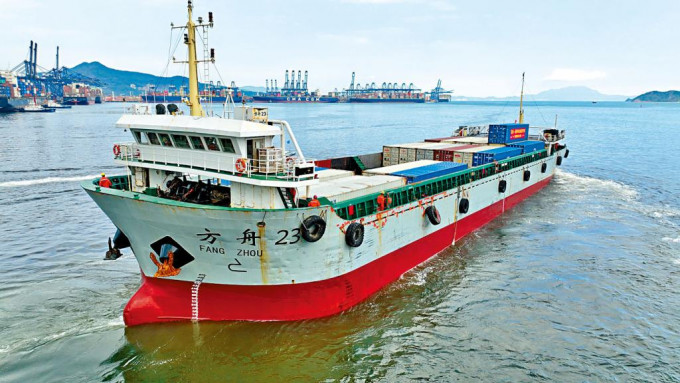 近日不少趸船用作输送新鲜蔬菜及防疫用品来港。