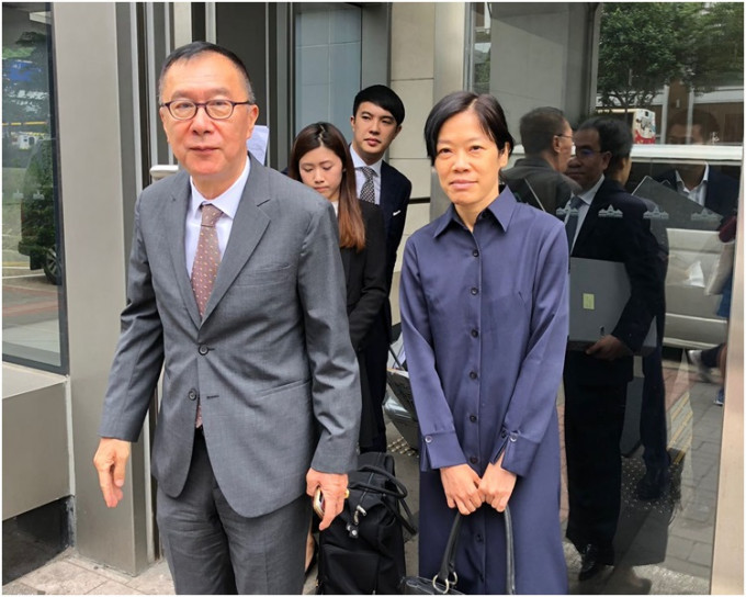 被告醫生蔡自怡(右)今由資深大律師清洪(左)代表出戰。徐曉伊攝
