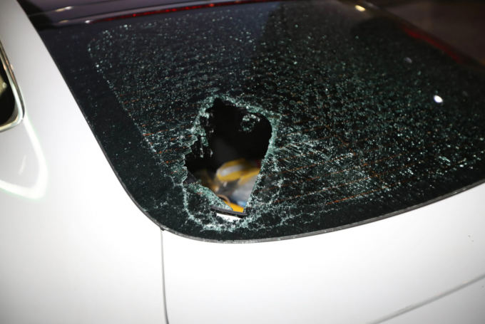友人的私家车也被凶徒砸碎玻璃。互联网图片