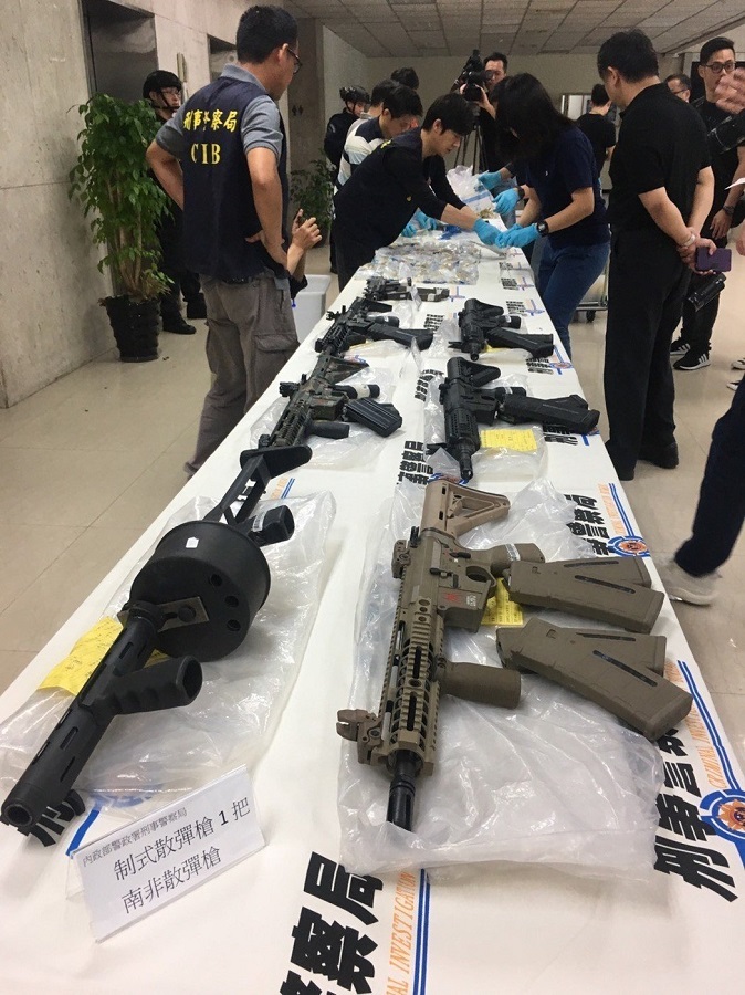 自稱「M總」的走私槍械集團主腦，近期遭台灣警方拘捕，並搜獲大批槍械，客戶不乏中港人士。受訪者提供