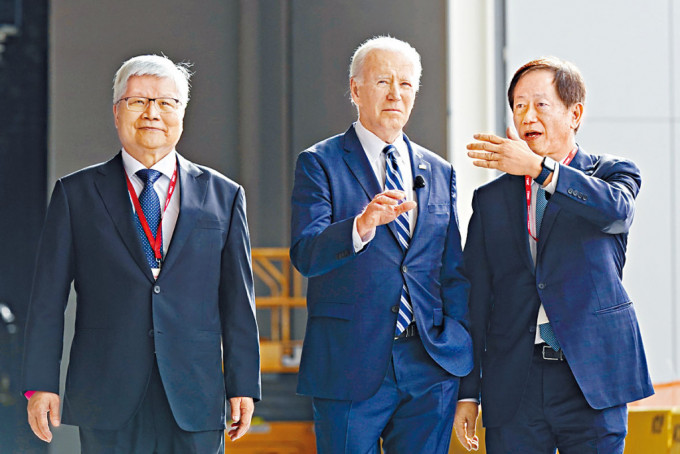 台积电董事长刘德音（右）和总裁魏哲家陪同拜登参观厂房。