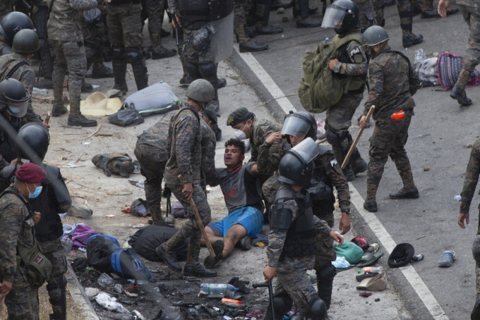 危地马拉出动军队阻止非法移民往北前往美国。AP图