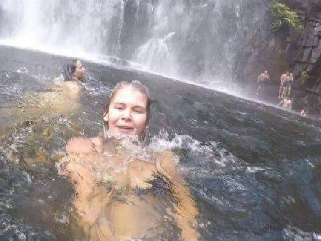 澳洲24岁女子巴婷（Anneka Bading），在麦肯齐瀑布游玩自拍时，意外拍下一名台湾籍男子跌落水中溺毙的画面。(网图)