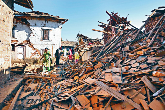 尼泊爾扎澤爾果德地區的民居在地震中倒塌。