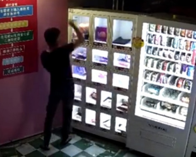 男子狂砸無人販賣機，偷走充氣娃娃。(網圖)