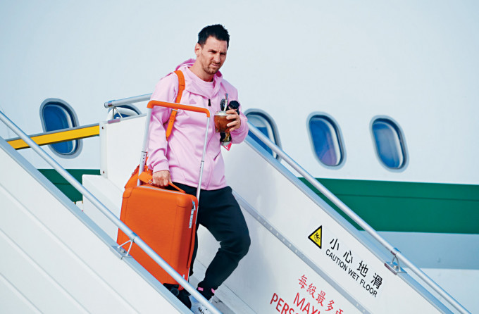 球王终于来了，美职球队国际迈亚密昨午抵达香港，美斯下机时一脸倦容。