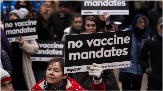 伦敦大批民众上街反对疫苗通行证。AP