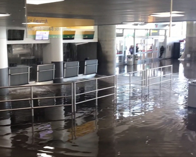 受水浸影响，当局要紧急暂停处理入境航班。网上图片