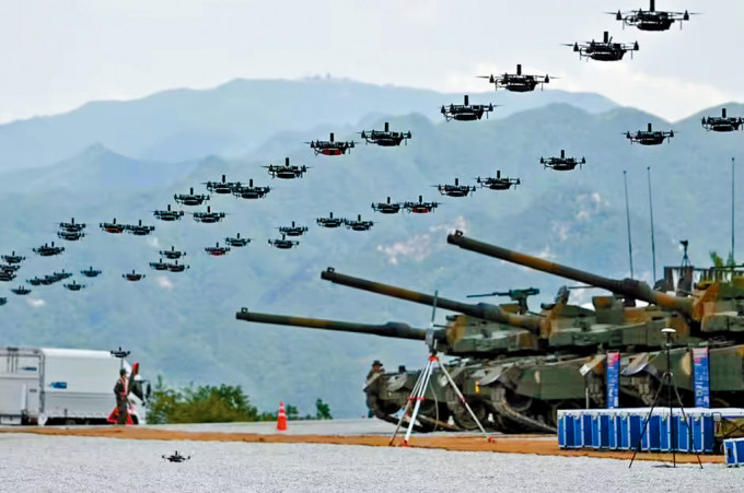 南韩和美国2023年5月举行联合军事演习，南韩的无人机结队飞行。